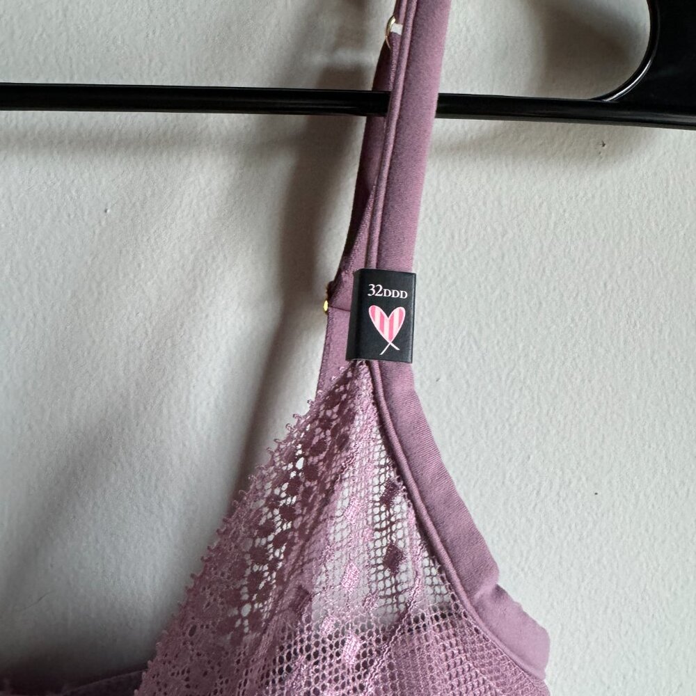 NWOT - Victoria's Secret Lightly Lined Lace Plunge Bra in Purple/Mauve - 32DDD - Picture 3 of 4